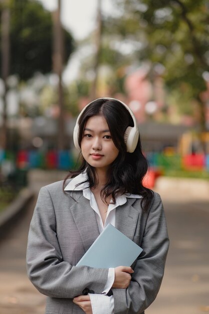 Foto ritratto di una affascinante donna asiatica nel parco