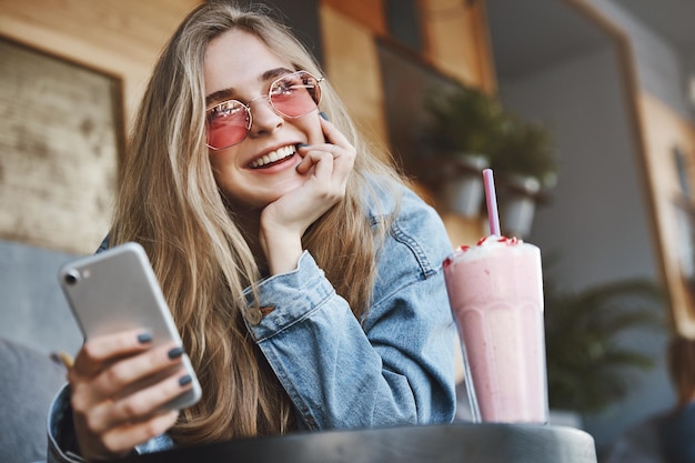 Ritratto dell'affascinante ragazza caucasina che pensa a cosa fare