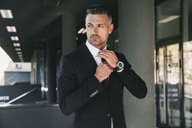 Photo portrait of a charming young businessman