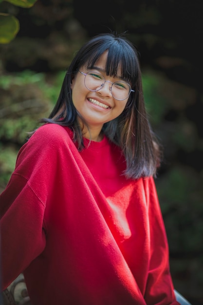 Photo portrait of cheerful asian teenager standing outdoor