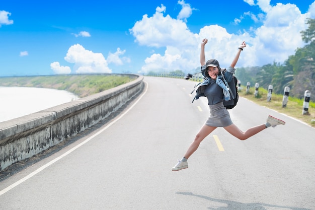 休暇中に旅行中にジャンプ元気で美しい女性の肖像画