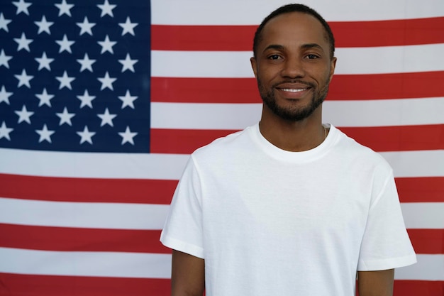 미국 국기 배경 에 있는 즐거운 흑인 남자 의 초상화