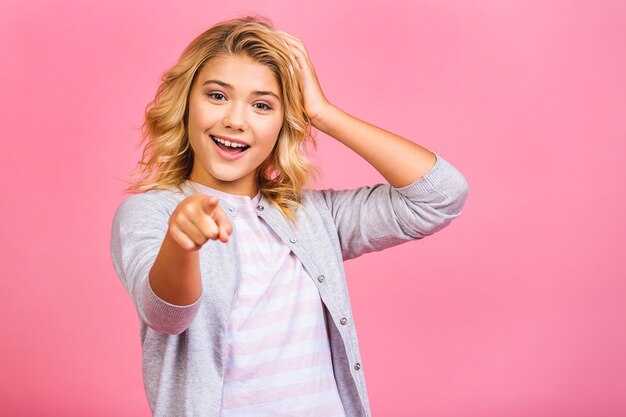 Photo portrait of a cheerful blonde woman