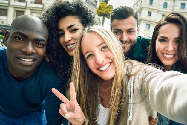 Photo portrait of cheerful friends bending in city