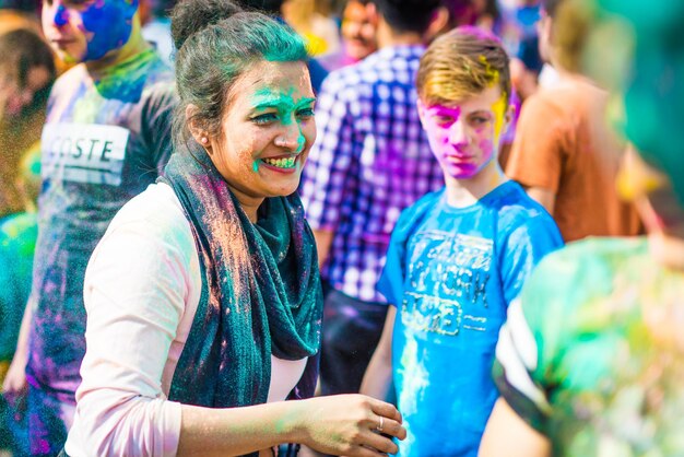 Ritratto di ragazza allegra che si diverte al festival dei colori holi