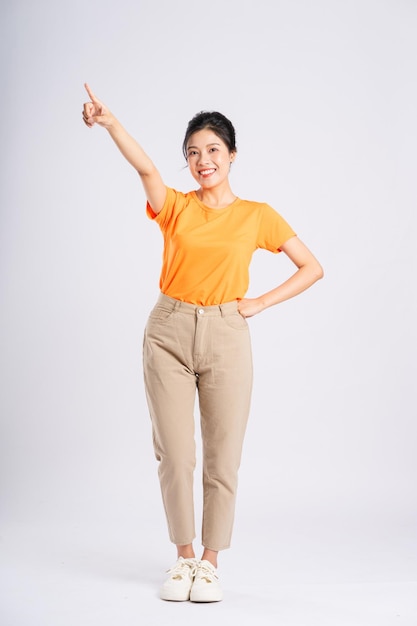 색 배경 에 포즈 를 취하고 있는 즐거운 행복 한 아시아 여성 의 초상화