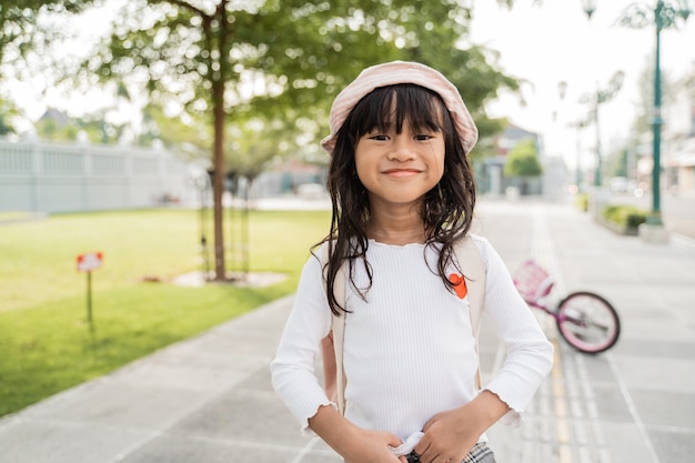 公園で陽気な少女の肖像画