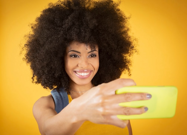 Selfie를 복용 쾌활 한 긍정적 인 아프리카 미국 여자의 초상화