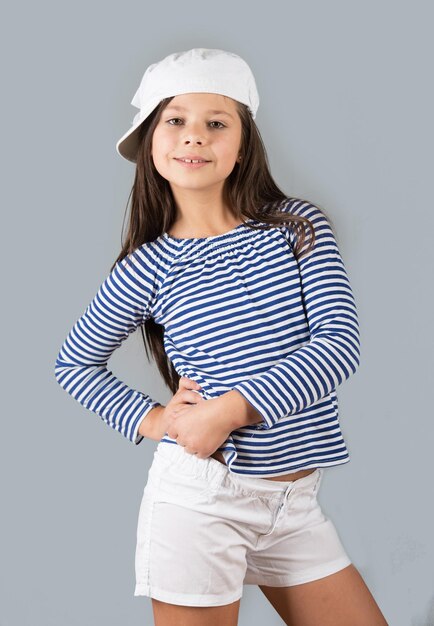 Photo portrait of a cheerful preteen girl studio shot gray background