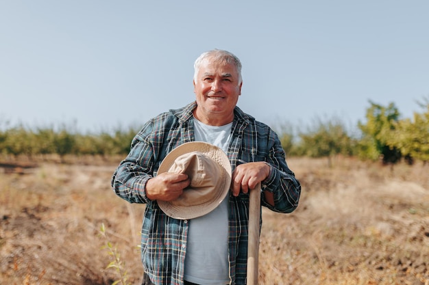 Photo portrait of a cheerful senior farmer in a rustic farmland setting genuinely happy and smiling joyful