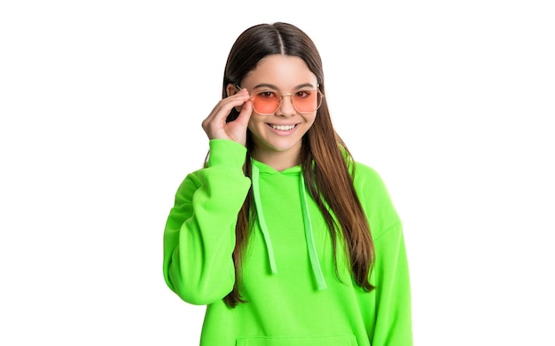 초록색 옷을 입은 트렌디한 십대 소녀의 초상화, 하 바탕에 고립된 십대소녀