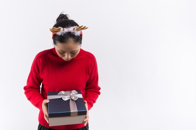 Foto ritratto di una donna allegra che apre una confezione regalo isolata su uno sfondo bianco