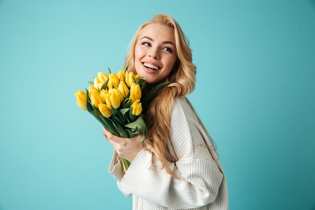 Ritratto di una giovane donna bionda allegra in maglione