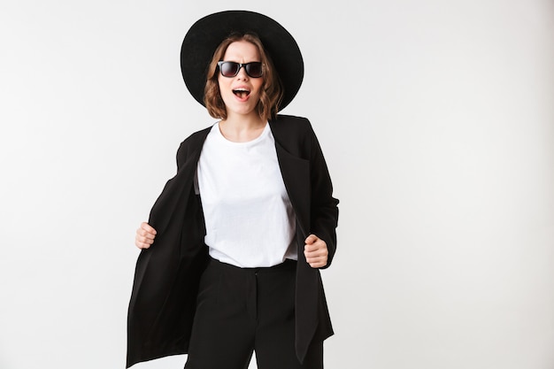 Портрет веселой молодой женщины, одетой в черный пиджак
