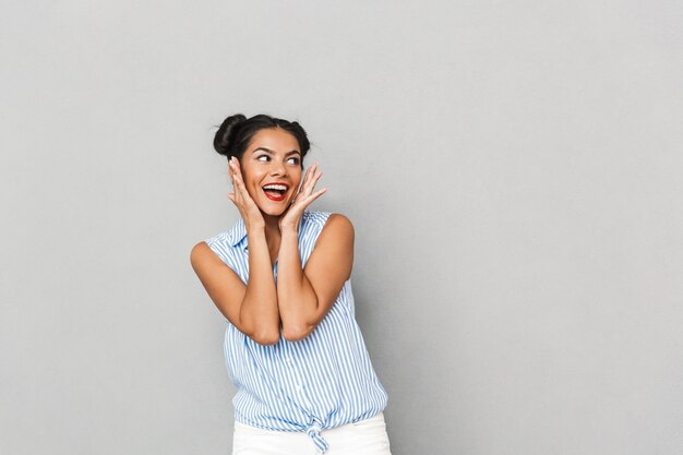 Photo portrait of a cheerful young woman isolated