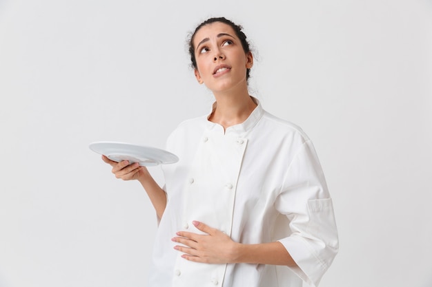 Ritratto di una giovane donna allegra con i piatti