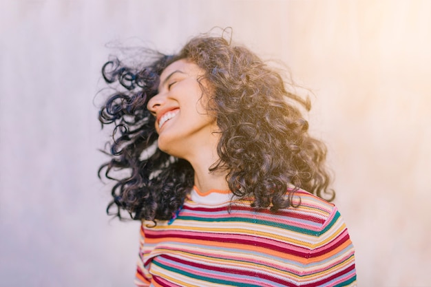 Photo portrait of cheerful young woman