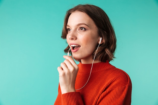 Photo portrait of a cheery young woman dressed in sweater