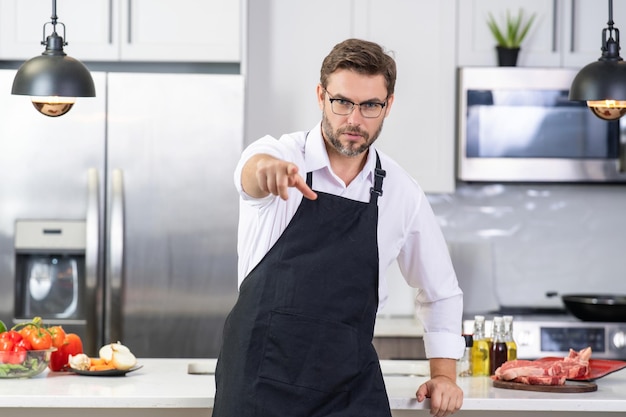 Портрет шеф-повара в кепке шеф-повара на кухне