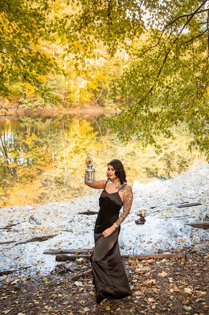 Foto ritratto di giovane donna tatuata dai capelli scuri chic