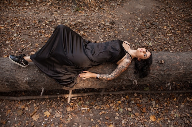 Photo portrait of chic darkhaired tattooed young woman