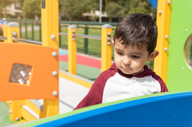 Photo portrait child concentrated playing playground