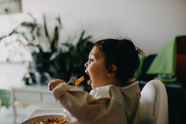 食べ物を食べている子供の肖像画