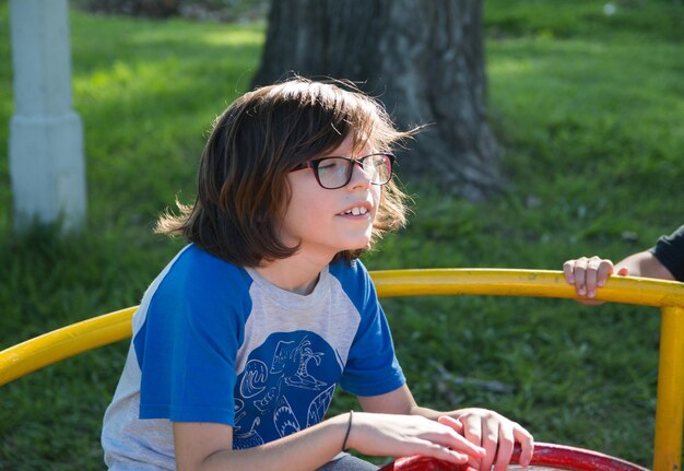 Photo portrait of child enjoying in the park