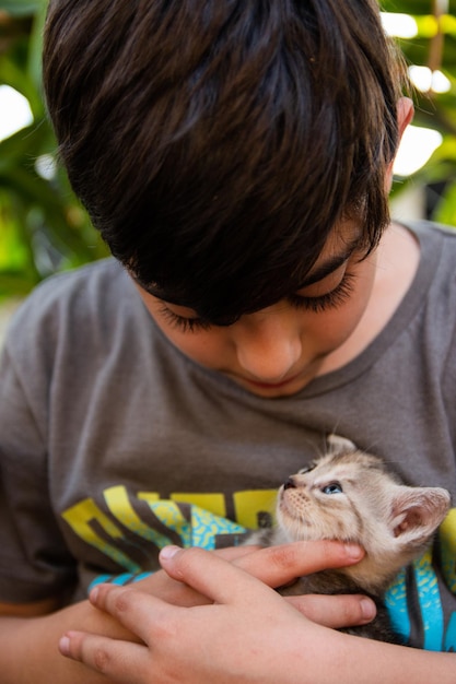 Foto ritratto di un bambino che tiene in braccio un gattino