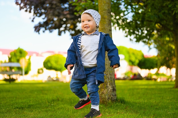 Ritratto di un bambino che gioca sul prato