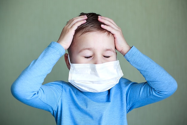 Ritratto di un bambino con una maschera per il viso. assistenza sanitaria.