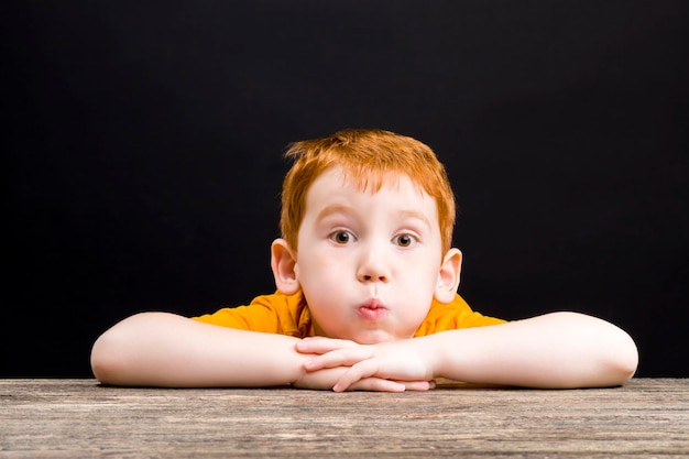 Ritratto di un bambino con i capelli rossi