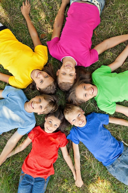 Foto ritratto di bambini sdraiati in cerchio