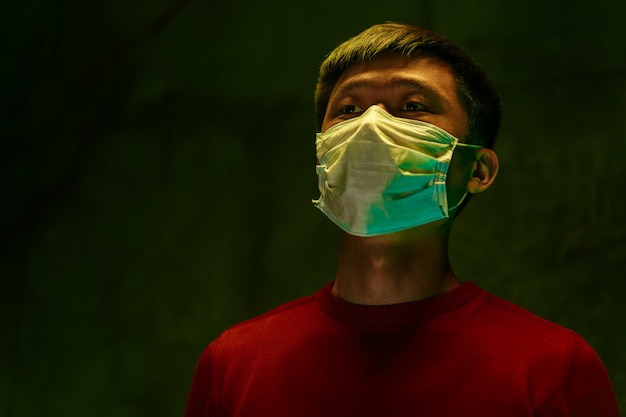의료 보호 마스크를 착용하는 중국 남자의 초상화. 코로나 바이러스 보호 개념