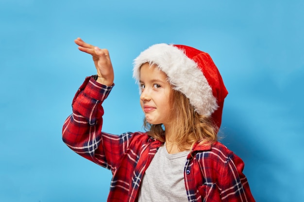 Портрет рождественской маленькой девочки в новогодней шапке