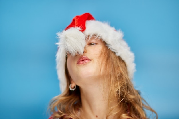 Ritratto di bambina di natale con cappello da babbo natale