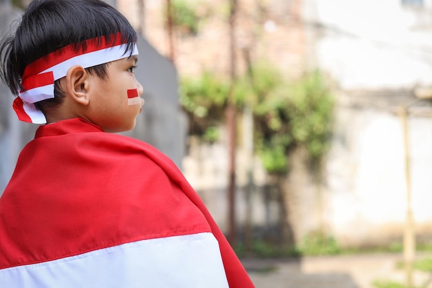 Фото Портрет индонезийских детей с индонезийским флагом крупным планом