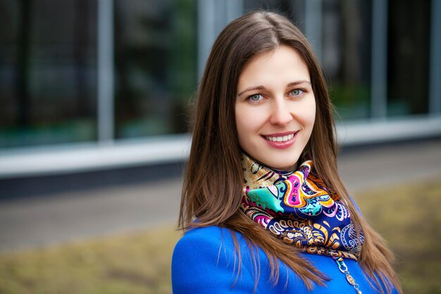 Photo portrait close up of young beautiful brunette woman on spring street background