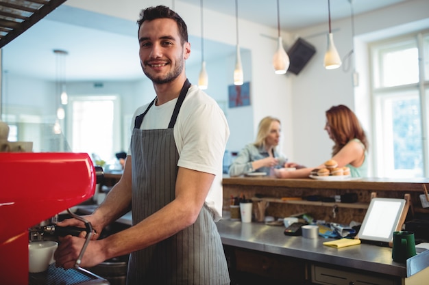 Ritratto di barista fiducioso al caffè