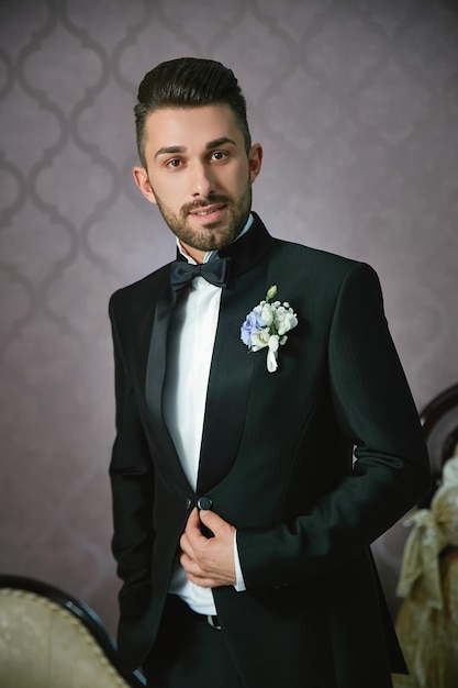 Photo portrait of confident bridegroom wearing suit