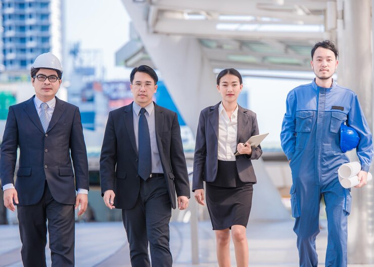 Photo 自信的商人走在辦公室的肖像