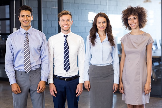 Photo portrait of confident business  team standing in office