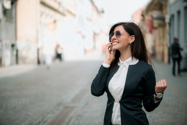 Foto ritratto di una donna d'affari fiducioso parlando al telefono