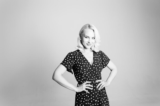 Photo portrait of confident businesswoman against gray background