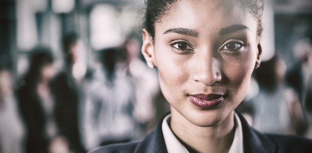 Photo portrait of confident businesswoman in office