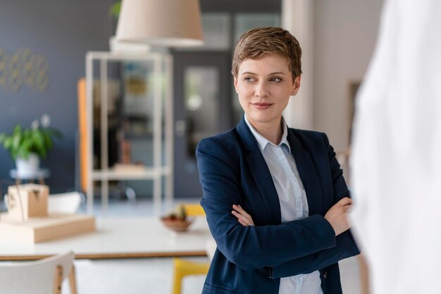 Photo portrait of confident businesswoman in office