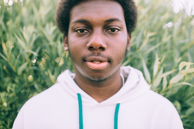 Photo portrait of confident dark skinned raper