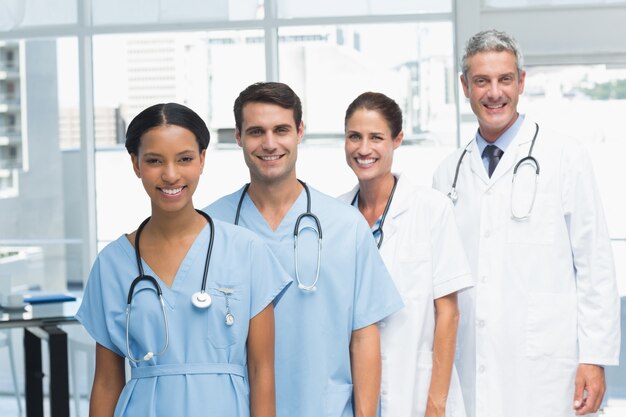 Photo portrait of confident doctors in row