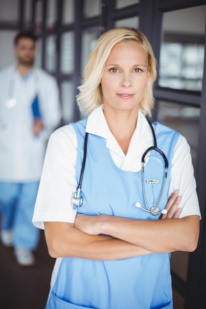 Foto ritratto di medico femmina fiducioso