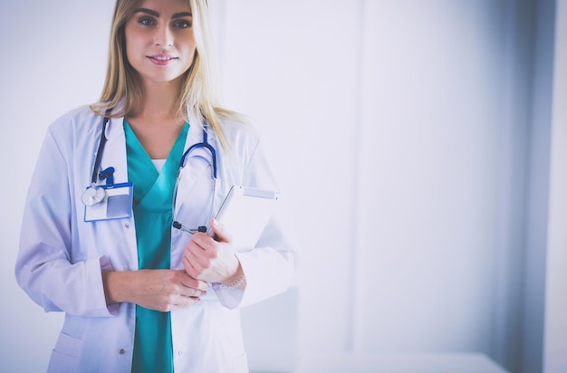 Foto ritratto di dottoresse fiduciose in piedi con le braccia incrociate presso l'ufficio medico